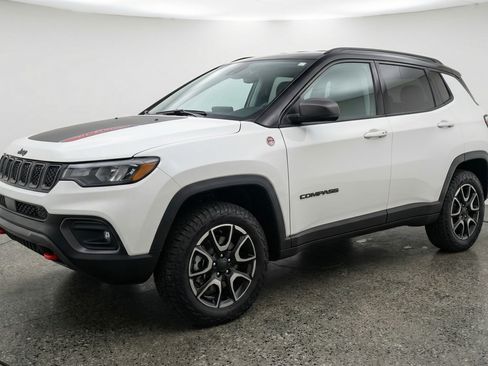 Used 2025 Jeep Compass Trailhawk image 3