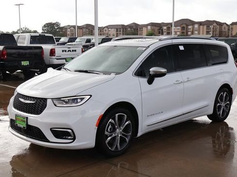 New 2026 Chrysler Pacifica Pinnacle image 3