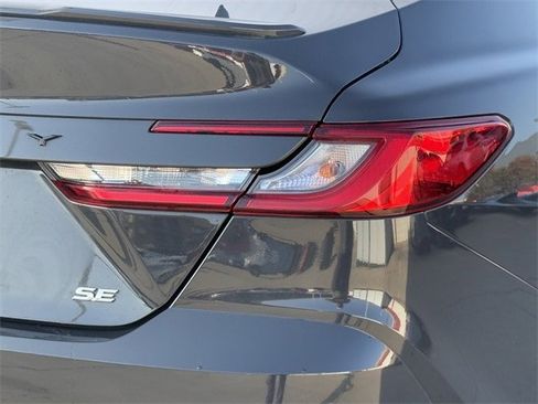 Used 2025 Toyota Camry SE image 7