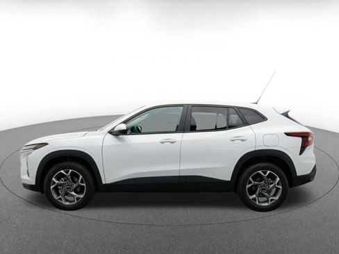 Used 2025 Chevrolet Trax LT FWD image 4