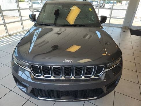 Certified 2025 Jeep Grand Cherokee Laredo w/ Luxury Tech Group I RWD image 4