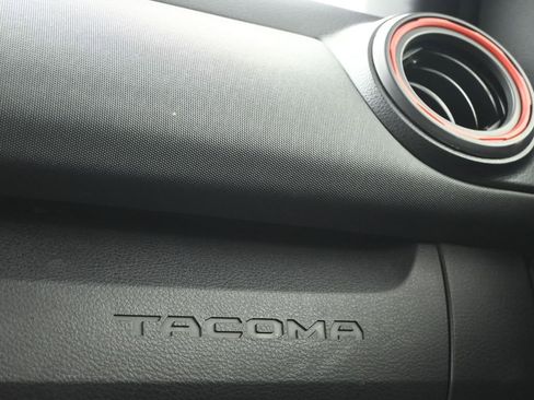 Used 2018 Toyota Tacoma TRD Sport image 19