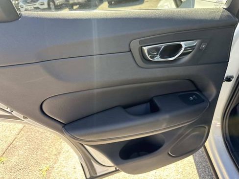 Used 2020 Volvo XC60 T5 Momentum image 12