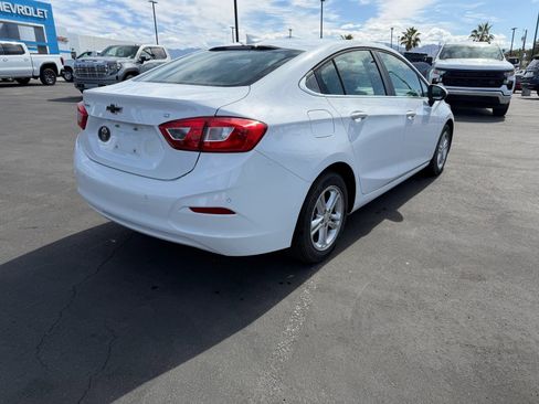 Used 2018 Chevrolet Cruze LT w/ Convenience Package FWD image 3