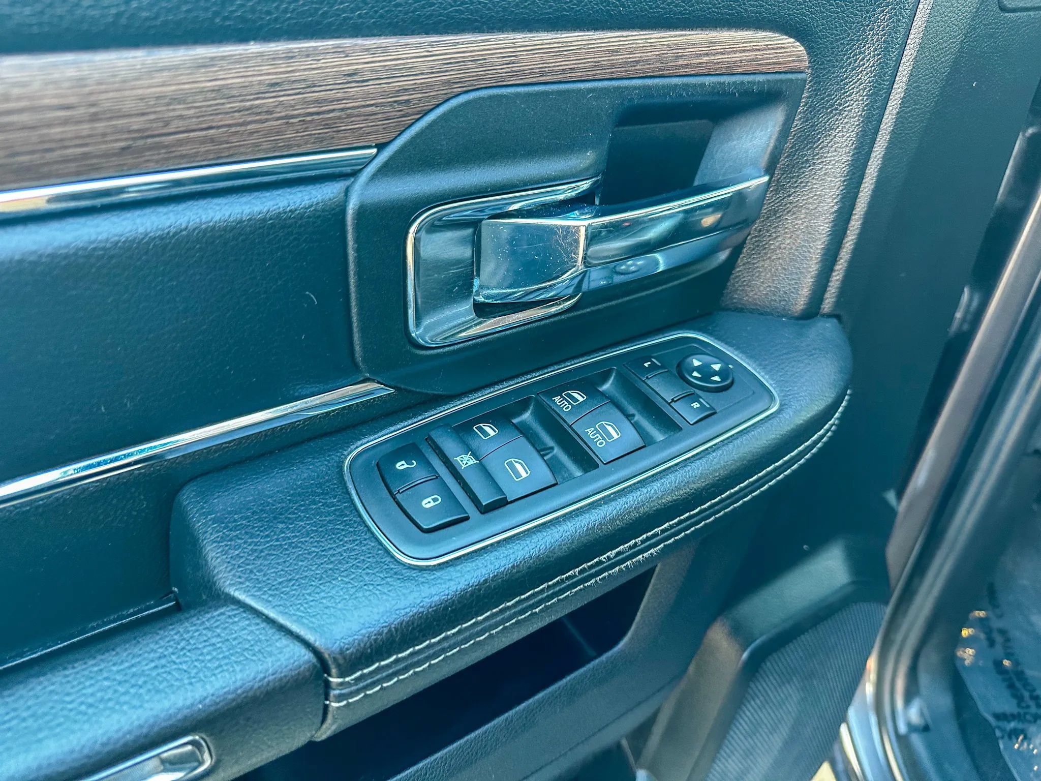 Used 2018 RAM 1500 Laramie w/ Convenience Group AWD/4WD image 11