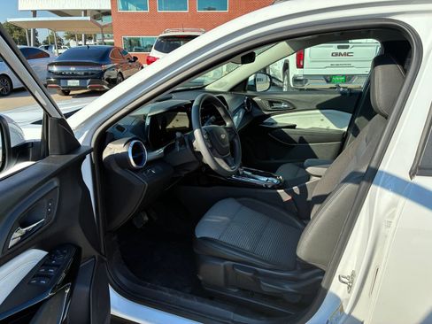 Used 2025 Chevrolet Trax LT FWD image 2