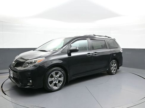 Certified 2019 Toyota Sienna SE w/ SE Preferred Package AWD/4WD image 10