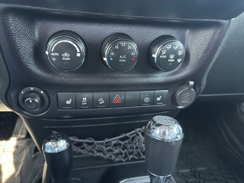 Used 2016 Jeep Wrangler Unlimited Rubicon w/ Connectivity Group AWD/4WD image 16