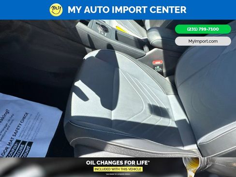 Used 2025 Volkswagen Tiguan SE AWD/4WD image 13