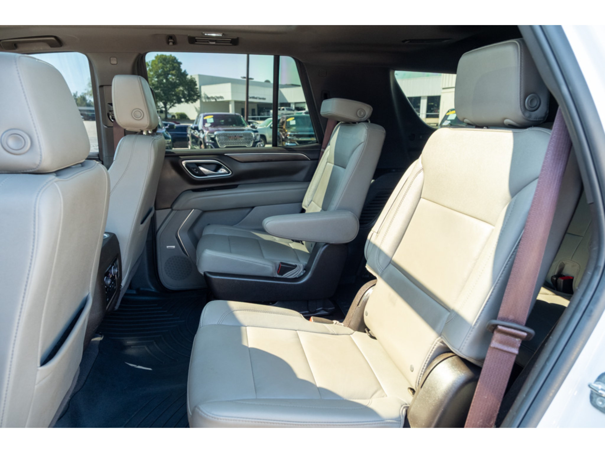 Used 2023 Chevrolet Tahoe Z71 w/ Luxury Package AWD/4WD image 13