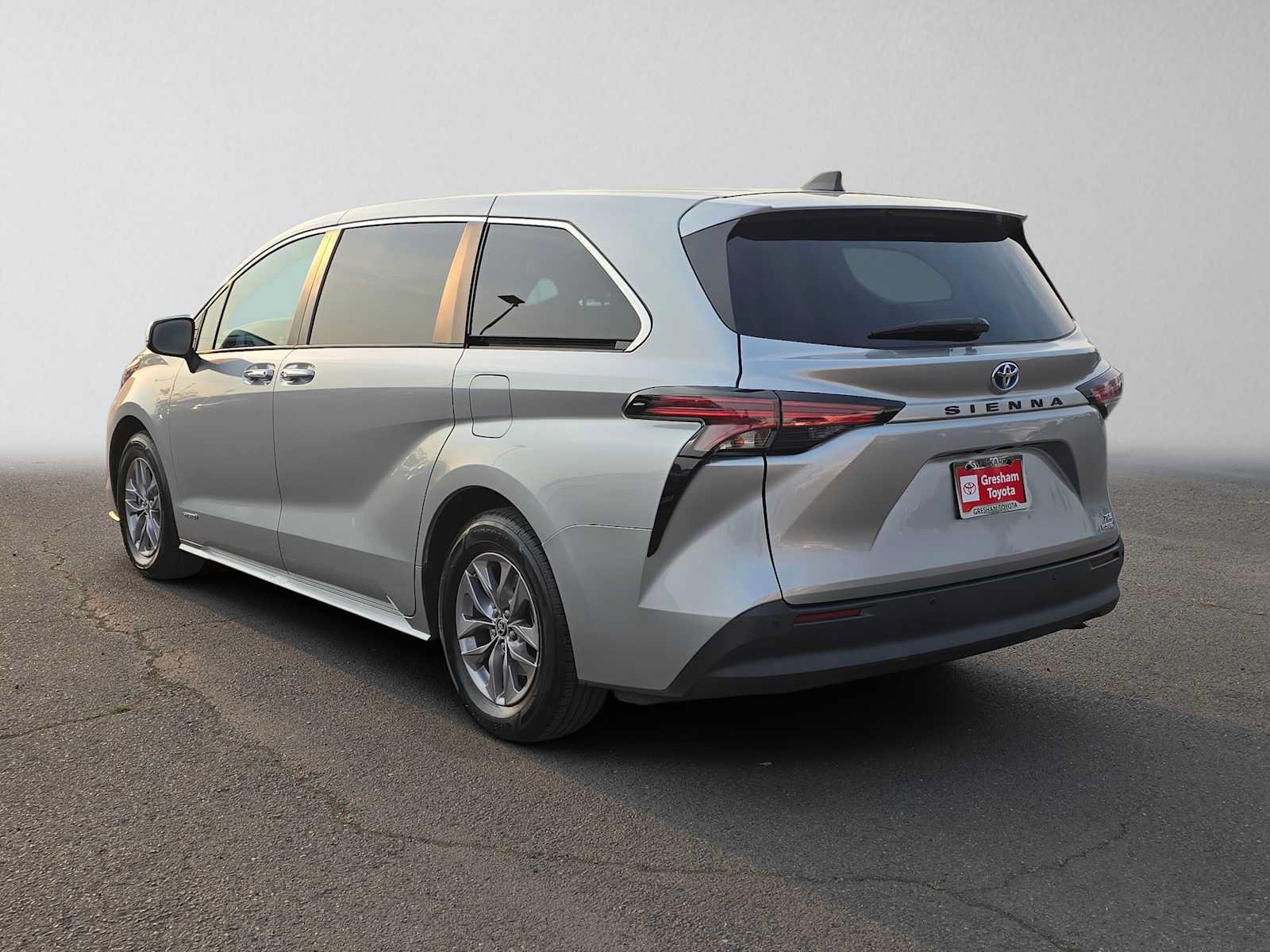 Certified 2021 Toyota Sienna XLE FWD image 6