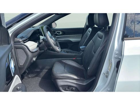 Used 2025 Jeep Compass Limited w/ Elite Group AWD/4WD image 10