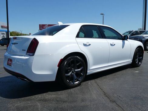 Used 2023 Chrysler 300 Touring L w/ Popular Equipment Group RWD image 5