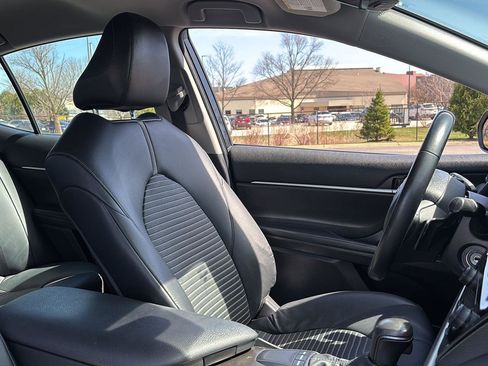 Used 2023 Toyota Camry SE image 16