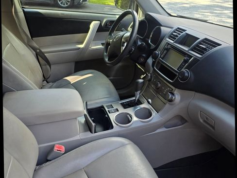 Used 2013 Toyota Highlander FWD image 6