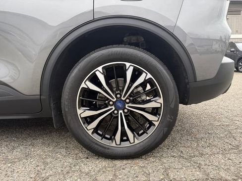 Used 2022 Ford Escape SE w/ SE Sport Appearance Package image 18