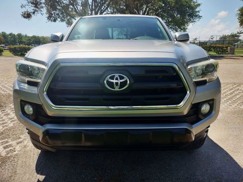 Used 2017 Toyota Tacoma TRD Sport image 2