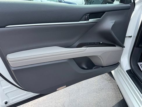 Used 2022 Toyota Camry XLE FWD image 33