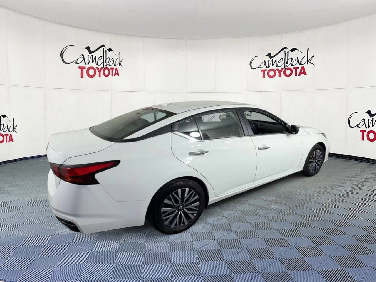 Used 2025 Nissan Altima 2.5 SV FWD image 2