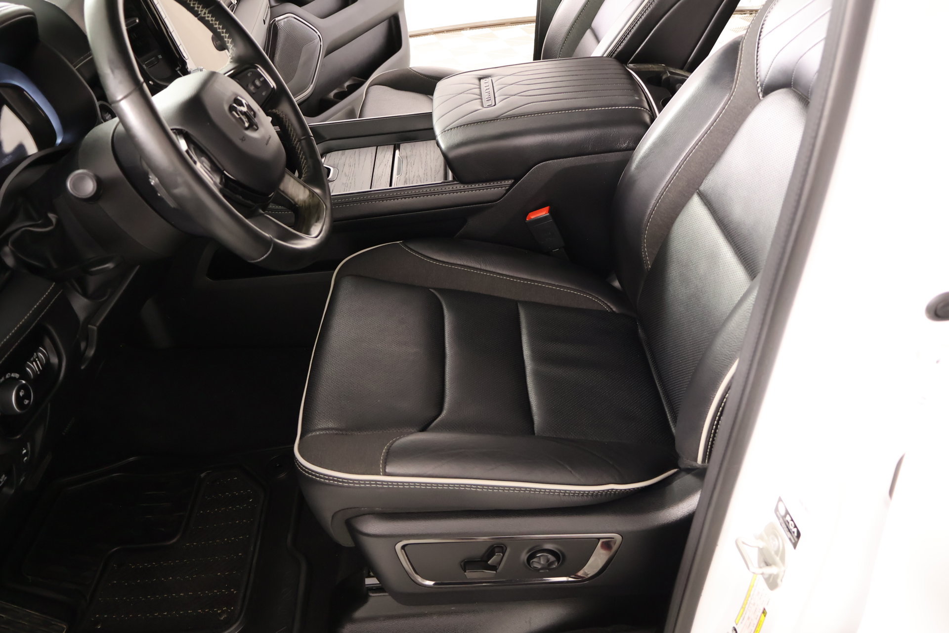 Used 2025 RAM 1500 Limited AWD/4WD image 12
