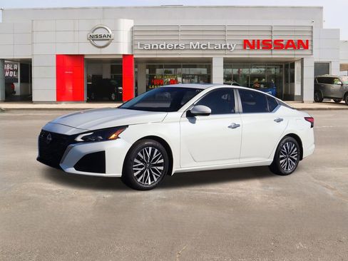Used 2025 Nissan Altima 2.5 SV w/ SV Premium Package image 7