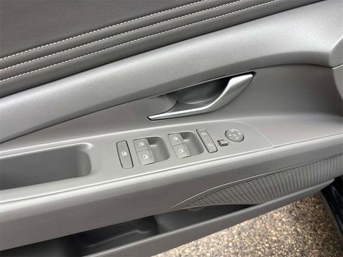 Used 2025 Hyundai Elantra SEL image 12