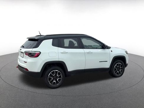 Used 2025 Jeep Compass Trailhawk AWD/4WD image 12