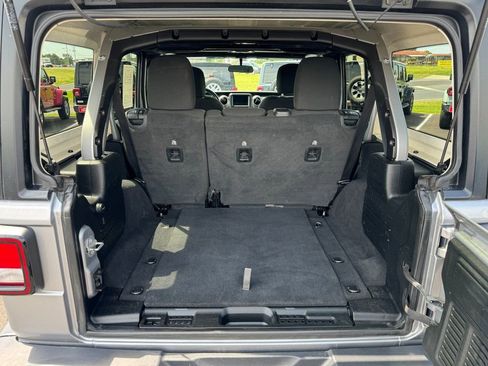 Used 2020 Jeep Wrangler Unlimited Sahara AWD/4WD image 9