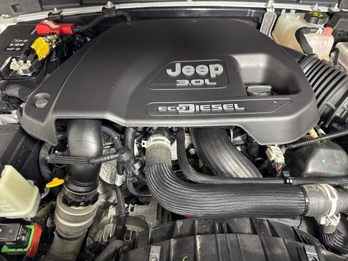 Used 2022 Jeep Wrangler Unlimited Sahara w/ Cold Weather Group image 9