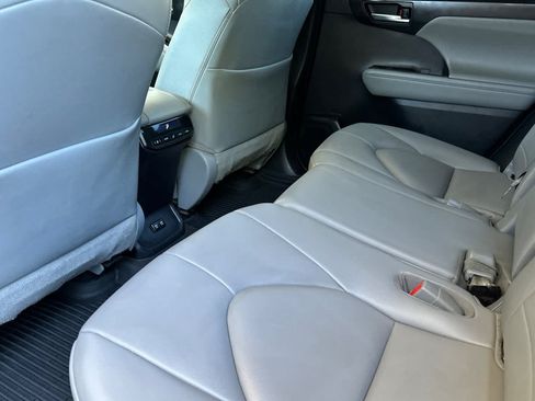 Used 2021 Toyota Highlander XLE AWD/4WD image 4
