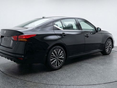 Used 2025 Nissan Altima 2.5 SV image 9