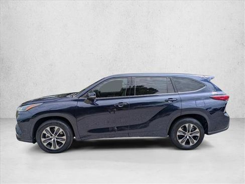 Used 2022 Toyota Highlander XLE FWD image 9