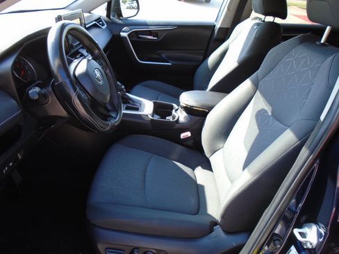 Used 2021 Toyota RAV4 XLE FWD image 9