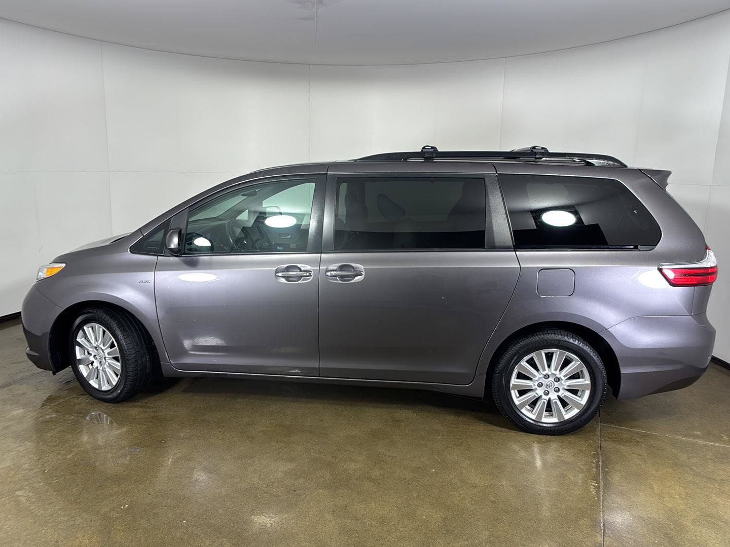 Used 2017 Toyota Sienna XLE w/ XLE Navigation Package AWD/4WD image 13