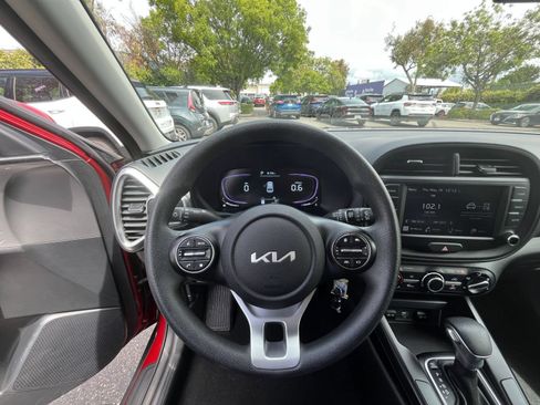 Used 2025 Kia Soul LX w/ LX Technology Package FWD image 32