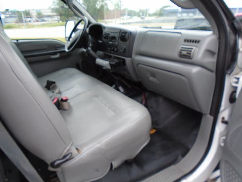 Used 2005 Ford F550 4x4 Regular Cab Super Duty image 4