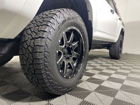Used 2016 Toyota 4Runner SR5 AWD/4WD image 26