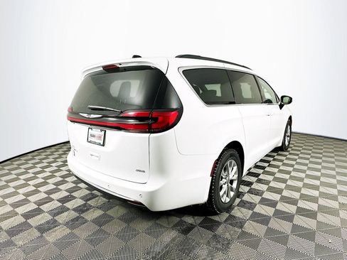 Used 2023 Chrysler Pacifica Touring-L image 10