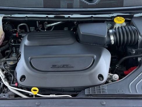 Used 2023 Chrysler Pacifica Touring-L FWD image 29