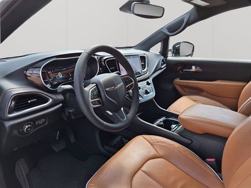 Used 2023 Chrysler Pacifica Pinnacle image 30