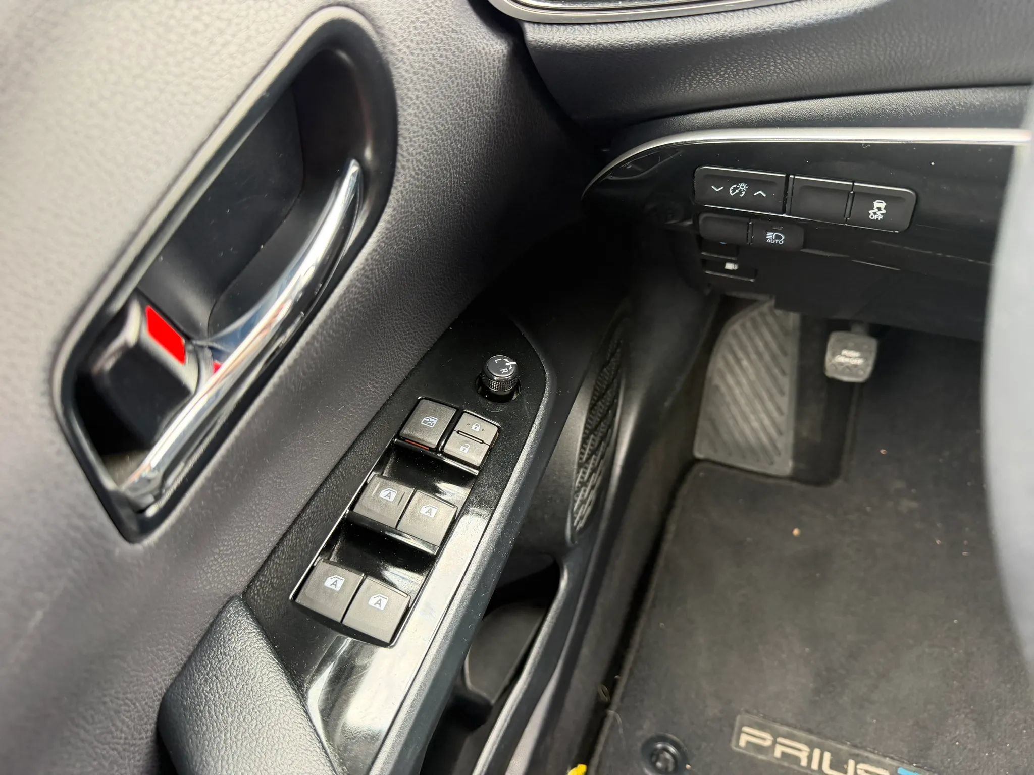 Used 2017 Toyota Prius Prime Plus FWD image 23