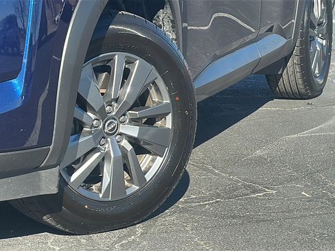 Used 2025 Nissan Pathfinder SV image 3