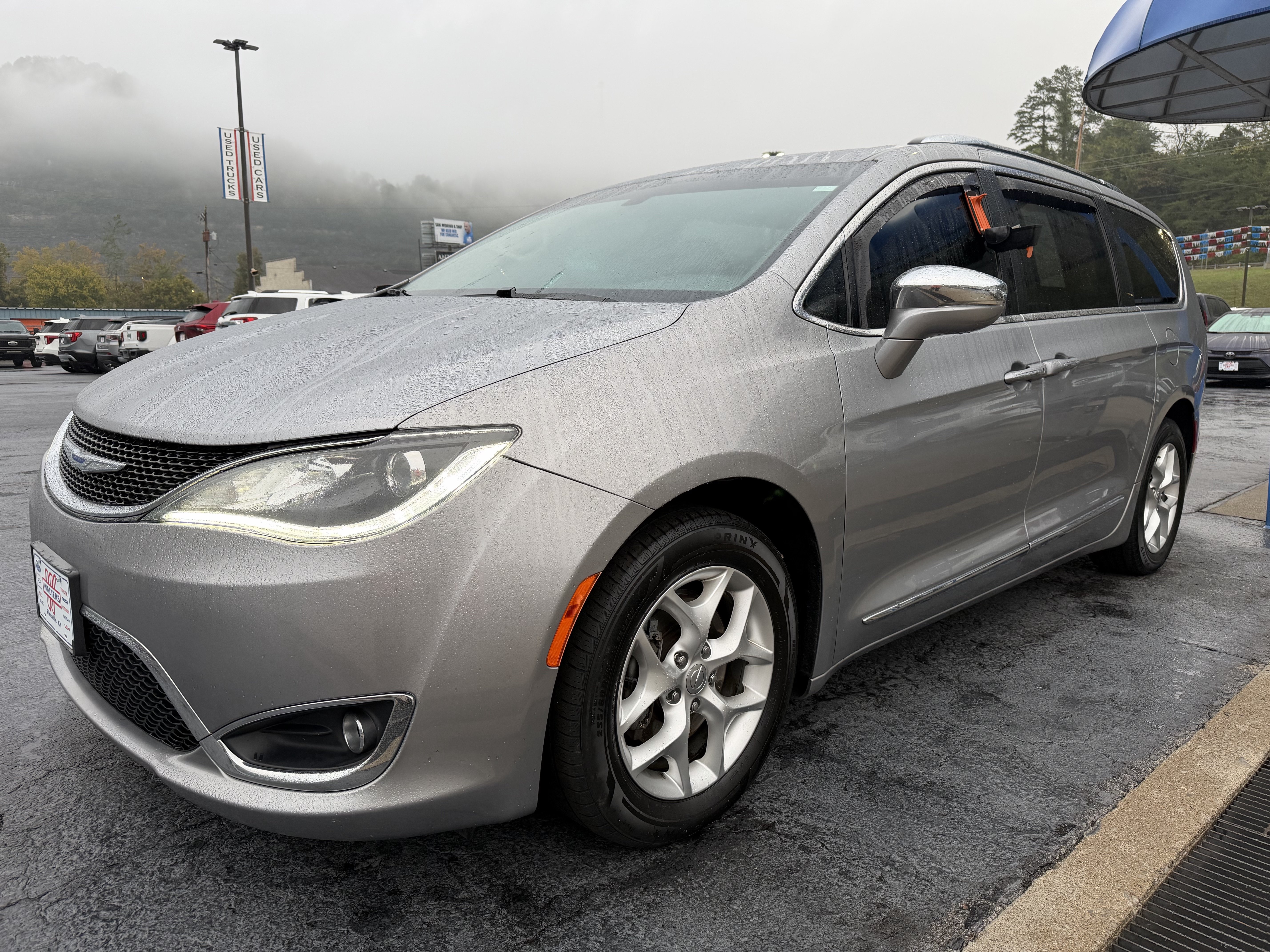 Used 2020 Chrysler Pacifica Limited FWD image 3