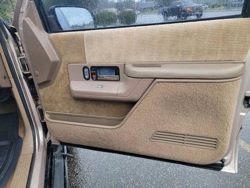 Used 1993 Chevrolet Suburban 2500 image 21