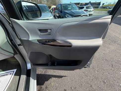 Used 2016 Toyota Sienna XLE image 42