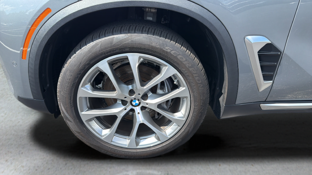 Used 2024 BMW X5 xDrive40i w/ Parking Assistance Package AWD/4WD image 16