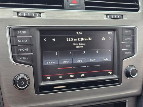 Used 2016 Volkswagen Golf S image 31