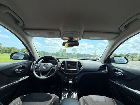 Used 2015 Jeep Cherokee Latitude w/ Comfort/Convenience Group AWD/4WD image 19