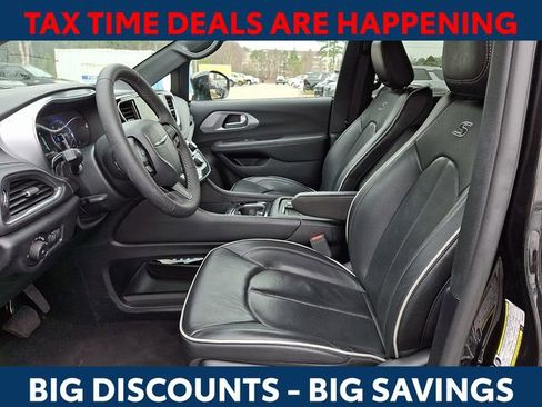 Used 2025 Chrysler Pacifica Limited image 14