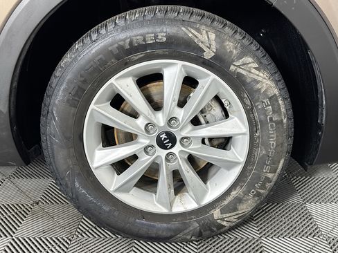 Used 2019 Kia Sorento LX image 32